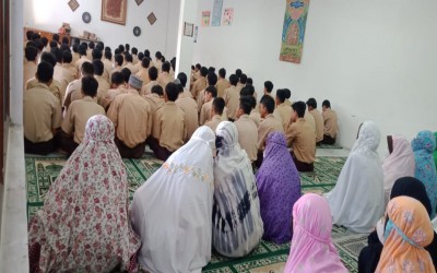 KEGIATAN SHOLAT DHUHA BERJAMAAH DI SMK INFORMATIKA BINA GENERASI 1